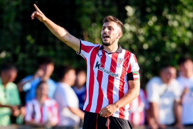 Aitor Paredes, en acción ante el Deportivo Alavés en esta pretemporada en Laguardia (Foto: Athletic Club).