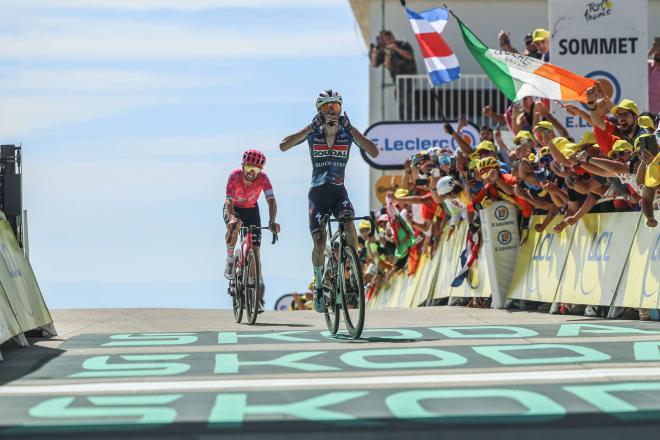 Valentin Paret-Peintre celebra su victoria en el Mont Ventoux (Foto: @LeTour).