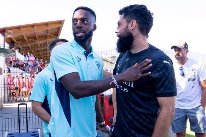 Iñaki Williams saluda a Asier Villalibre antes del partido contra el Deportivo Alavés en Laguardia (Foto: Athletic Club).