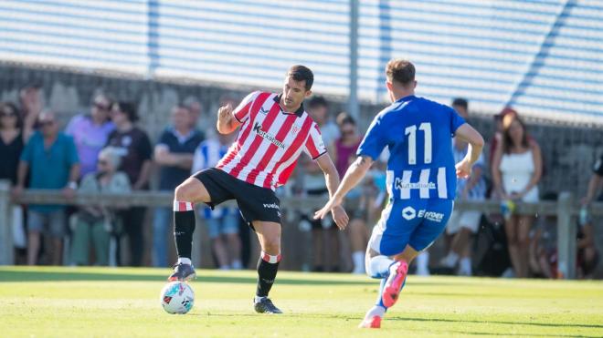 Dani Vivian, ante el Alavés en Laguardia (Foto: Athletic Club).