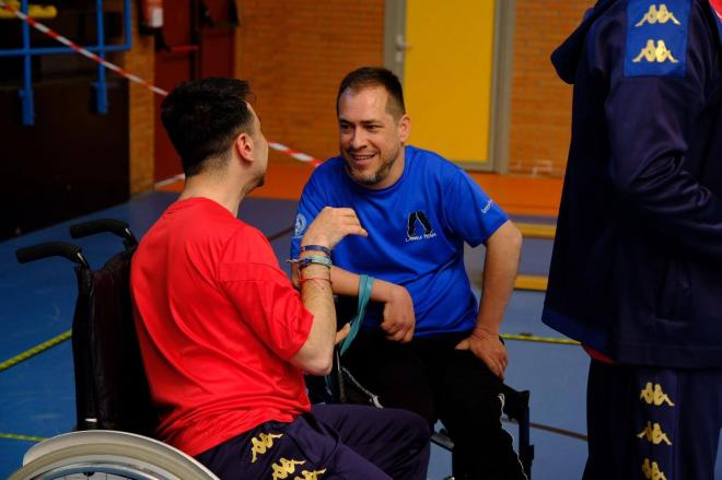 El Langui charla con su rival tras un partido de boccia.