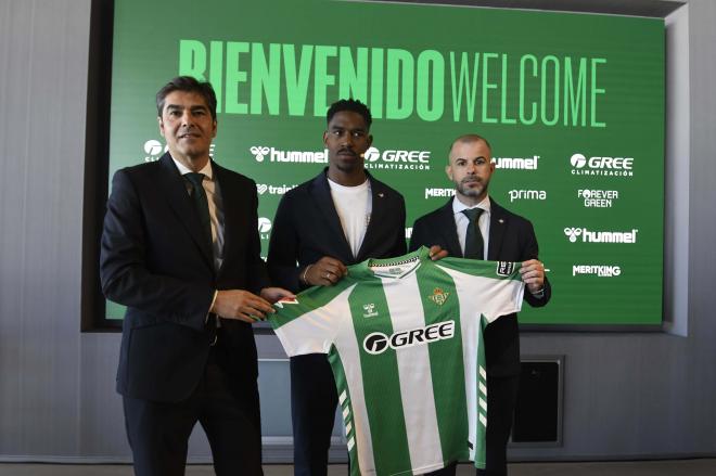 Junior Firpo, en su presentación con el Betis (Foto: Kiko Hurtado)