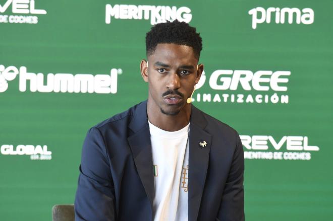 Junior Firpo, en su presentación con el Betis (Foto: Kiko Hurtado)