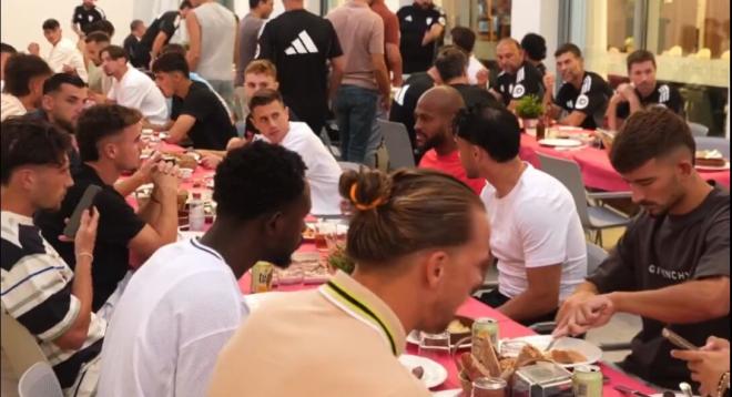 La plantilla, en la comida de equipo que organizó el club.