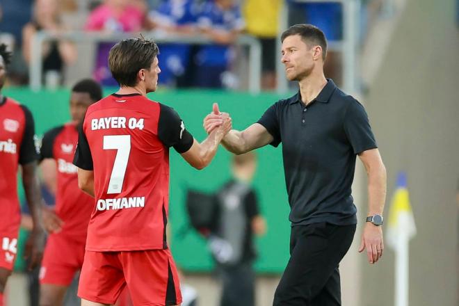 Xabi Alonso y Hofmann en la Bundesliga (Cordon Press)