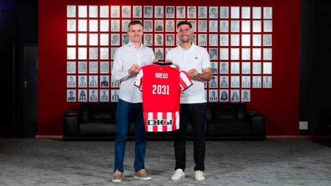 Jon Uriarte y Jesús Areso posan juntos en San Mamés (Foto: Athletic Club).