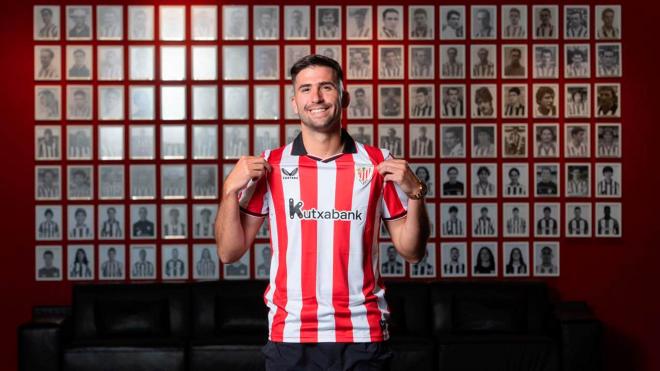 El lateral Jesús Areso ha sido presentado en San Mamés (Foto: Athletic Club).