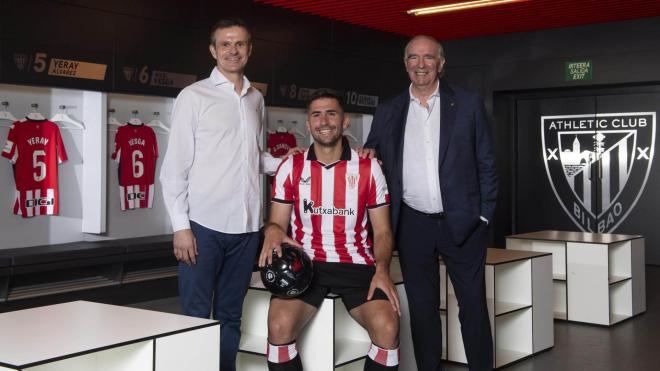 Jesús Areso posa con Jon Uriarte e Iribar en San Mamés (Foto: Athletic Club).