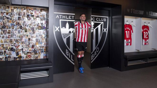 Jesús Areso entra al vestuario del equipo en San Mamés (Foto: Athletic Club).