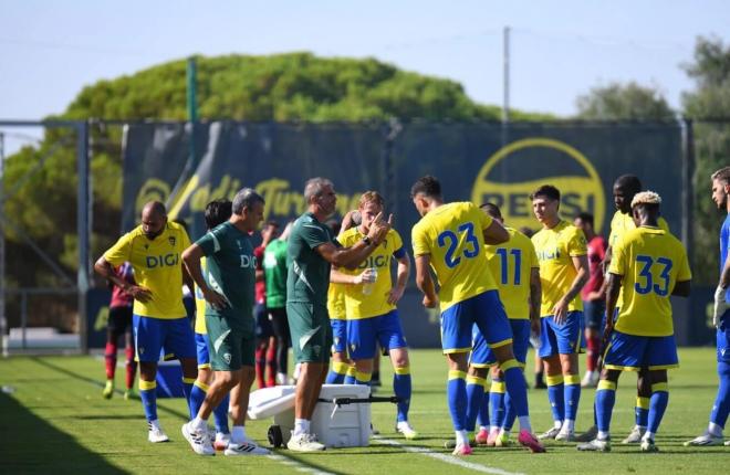 La charla de Gaizka Garitano a los jugadores del Cádiz ante el Uniao Leiria (Foto: CCF).
