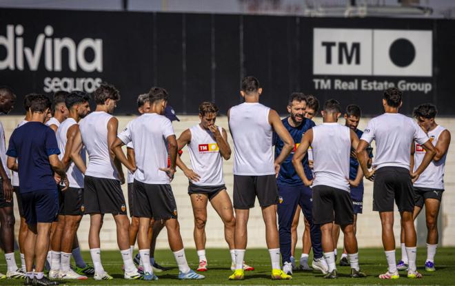 Carlos Corberán con el grupo en una foto de archivo (Foto: Valencia CF)