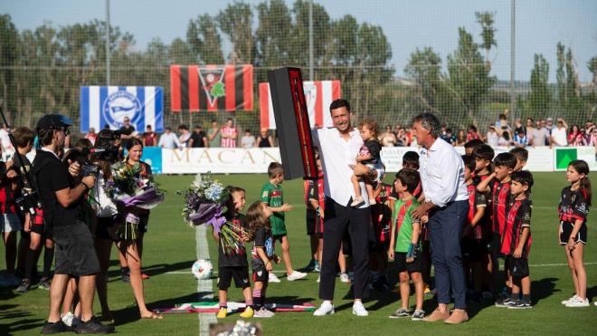 El exfutbolista Óscar de Marcos saluda en su homenaje en Laguardia (Foto: Athletic Club).