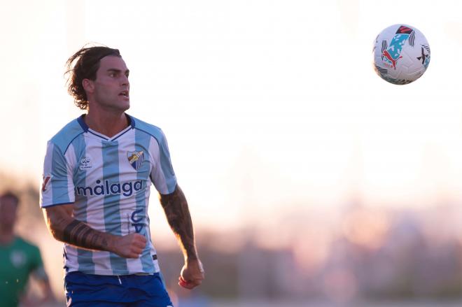 Eneko Jauregi busca el balón en el amistoso ante el Antequera (Foto: Málaga CF).