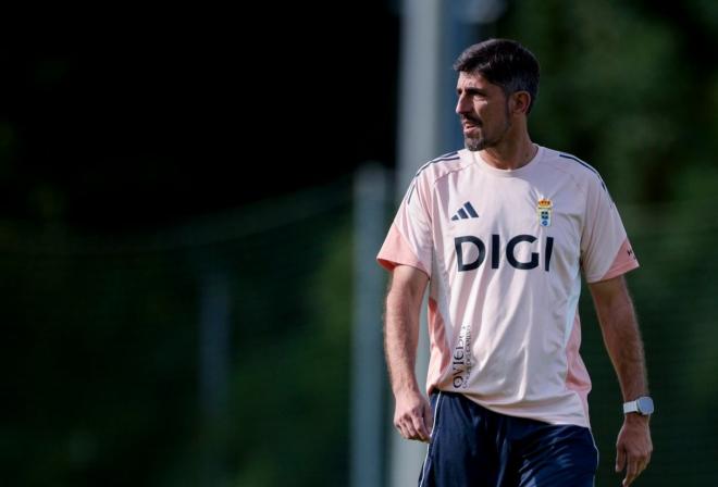 Veljko Paunovic, en un entrenamiento del Real Oviedo en pretemporada (Foto: RO).