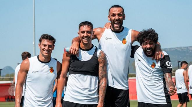 Vedat Muriqi con Javi Llabrés, Antonio Raíllo y Samú Costa, en Son Bibiloni (Foto: RCD Mallorca).