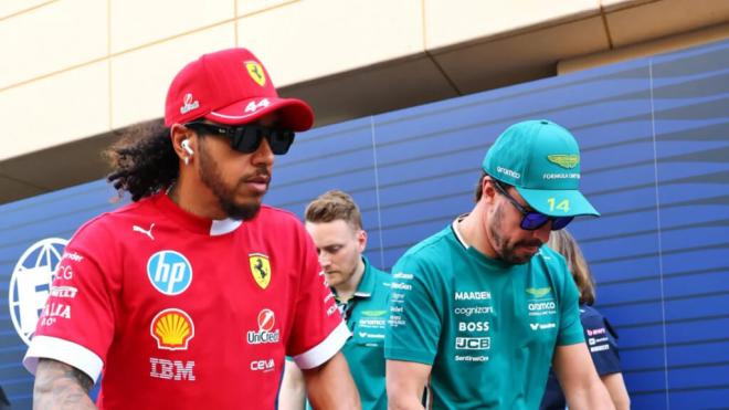 Fernando Alonso y Lewis Hamilton, durante este 2025 (Foto: F1).
