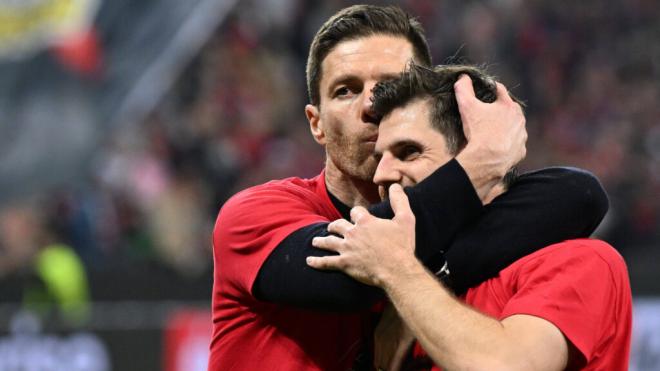 Xabi Alonso besando a Hofmann (Cordon Press)