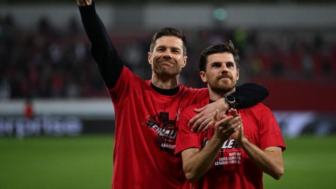 Xabi Alonso celebra con Hofmann un título con el Bayer (Cordon Press)
