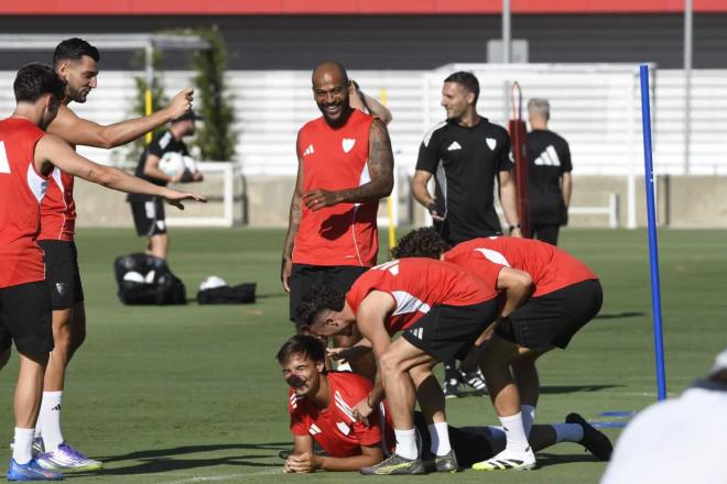 Marcao, junto a otros compañeros, ejercitándose con el Sevilla (Foto: Kiko Hurtado).