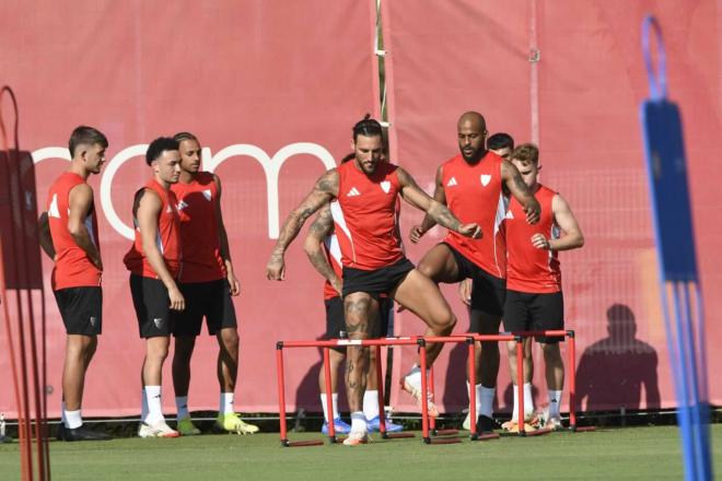 Marcao, junto a otros compañeros, ejercitándose con el Sevilla (Foto: Kiko Hurtado).