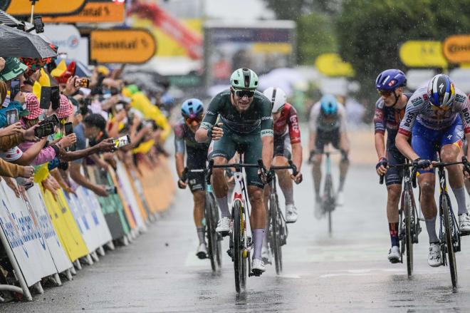 Jonathan Milan celebra su victoria en Valence en el Tour de Francia 2025 (Foto: @LeTour).