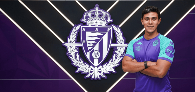 José Juan Macías posando junto al escudo del Real Valladolid