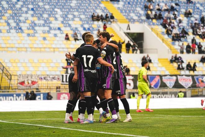 Jugadores del Real Valladolid celebran el gol de Marcos André ante Colo Colo.