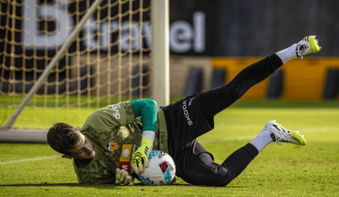 Julen Agirrezabala y Dimitri Foulquier entrenaron sin problemas en Paterna (Foto: Valencia CF)