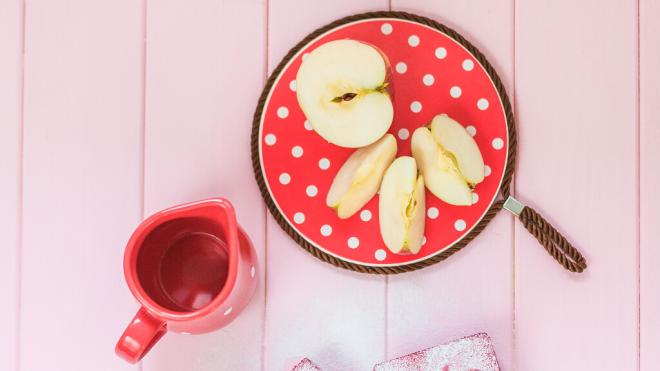 Plato con manzana en trozos y jarra de agua (Foto: Freepik)