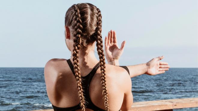 Mujer con trenzas en la playa (Foto: Freepik)