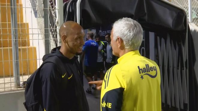Mourinho charlando con Fabinho en pretemporada (ElDesmarque)