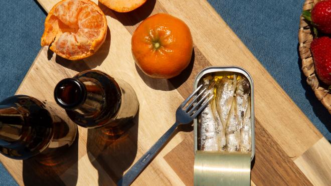 Mandarina, sardinas en aceite y dos botellines de cerveza (Foto: Freepik)