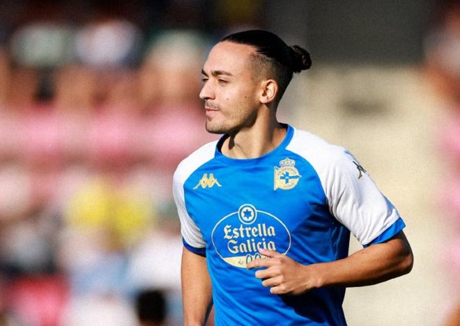 Luismi Cruz calienta antes del Compostela-Deportivo (Foto: RCD).