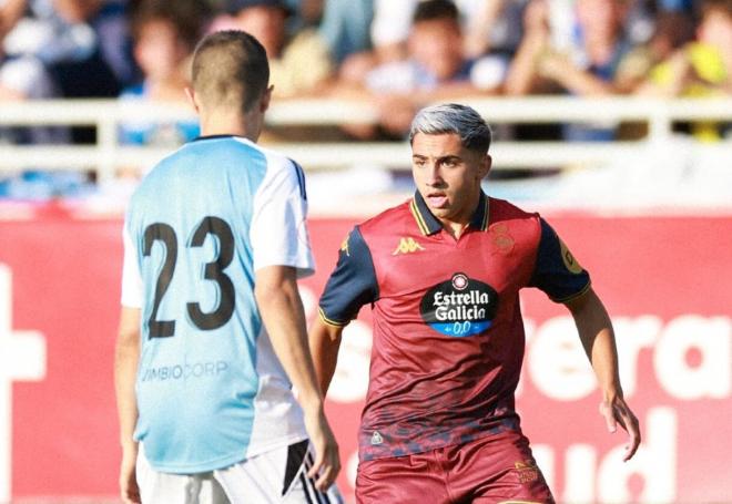Yeremay Hernández encara a un rival en el Compostela-Deportivo (Foto: RCD).