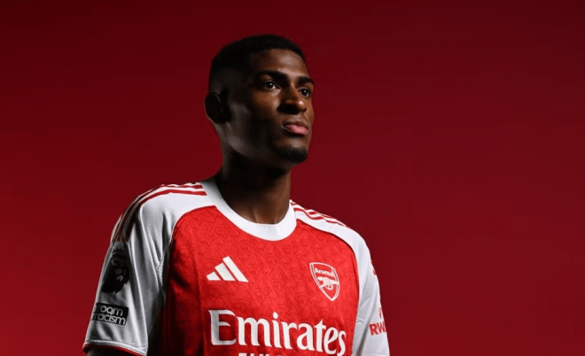 Cristhian Mosquera, presentado por el Arsenal (Foto: AFC).