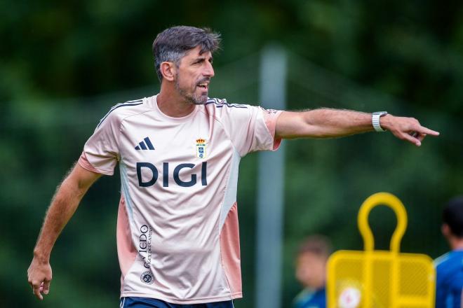 Veljko Paunovic da instrucciones en un entrenamiento del Real Oviedo (Foto: RO).