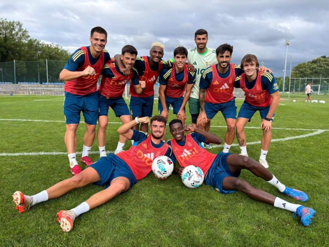 Jugadores del Real Oviedo celebran ganar un partidillo de entrenamiento (Foto: RO).