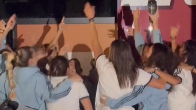 Las jugadoras de España celebrando antes de montarse en el bus (X: @MariaTikas)