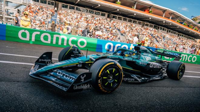 Fernando Alonso, con el AMR25 (Foto: Aston Martin).