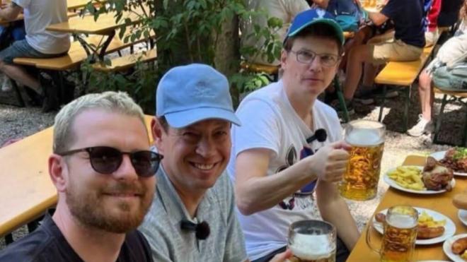 Andrei Arshavin, junto a sus amigos (Foto: Cuenta X)