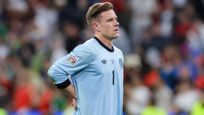 Ter Stegen doliéndose de la espalda en un partido con Alemania (Cordon Press)