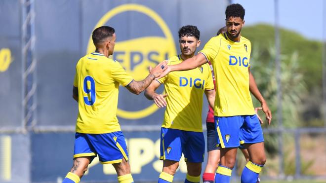 Roger Martí, Sergio Ortuño y Chris Ramos, durante un amistoso (Foto: Cádiz CF).