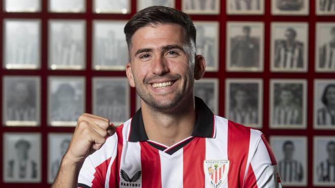 Jesús Areso posa como nuevo jugador zurigorri (Foto: Athletic Club).