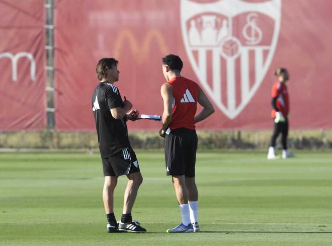 Matías Almeyda, charlando con Rubén Vargas, durante la sesión del miércoles (Foto: Kiko Hurtadoo
