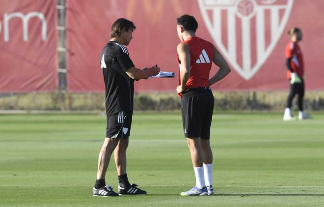 Matías Almeyda, charlando con Rubén Vargas, durante la sesión del miércoles (Foto: Kiko Hurtado).