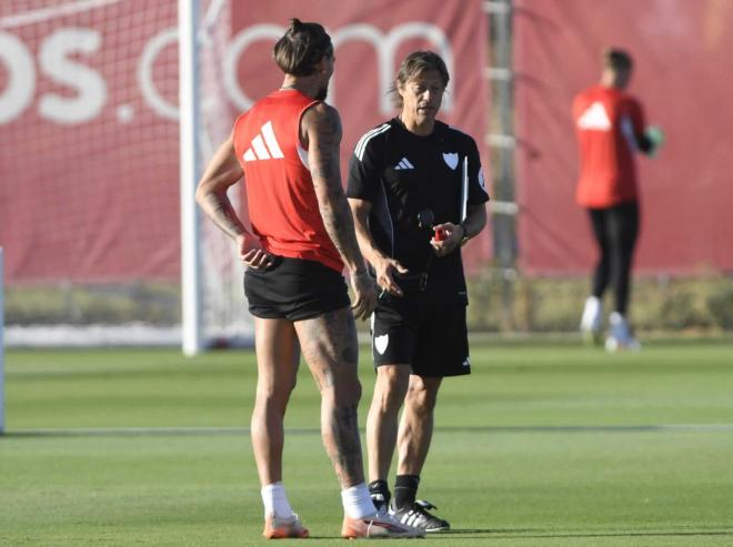 Matías Almeyda, charlando con Nemanja Gudelj, durante la sesión del miércoles (Foto: Kiko Hurtado).