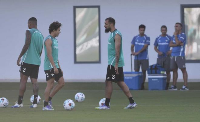 Riquelme y Borja Iglesias, durante la sesión del jueves (Foto: Kiko Hurtado).