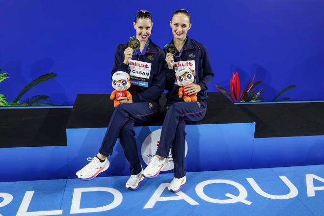 Iris Tió y Lilou Lluis posan con su oro en el Mundial de Singapur (Foto: EFE).
