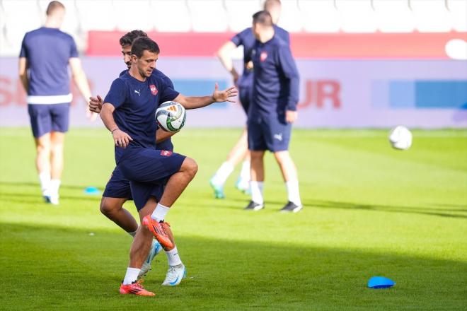 Nemanja Maksimovic calienta antes de un partido con Serbia (Foto: Europa Press).