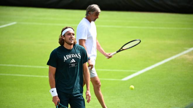Goran Ivanisevic y Tsitsipas en un entrenamiento (Cordon Press)